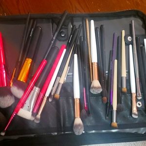 Brush folio with 40 brushes